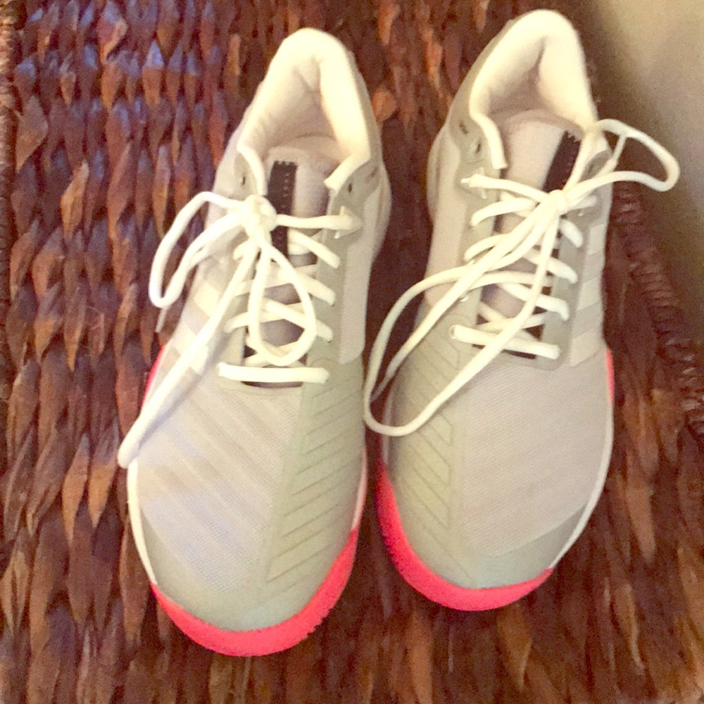 Adidas Barricade tennis court shoe